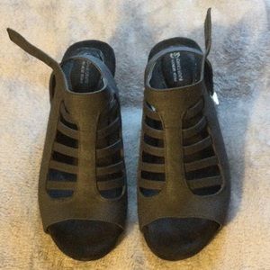 Women’s dress shoes. Size 7 1/2.